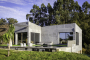 Una villa moderna construida con granito del terreno